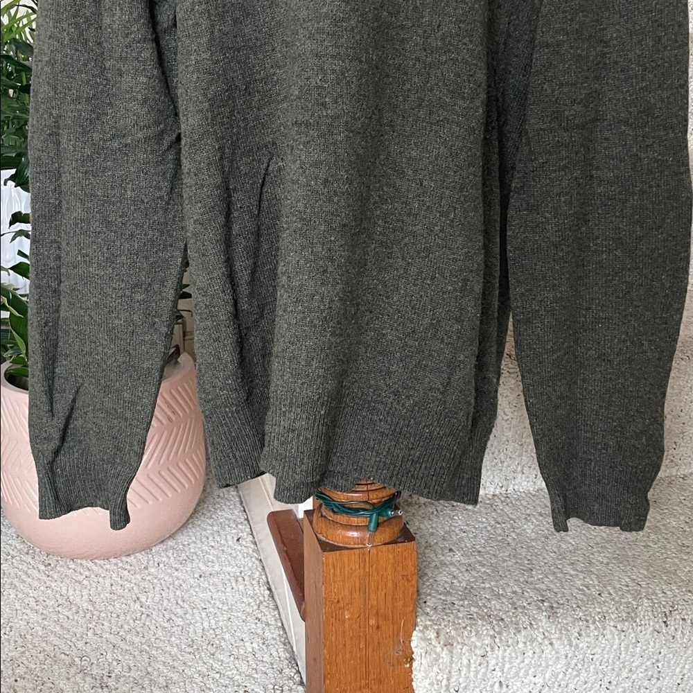 Polo by Ralph Lauren Men's Dark Green Lambswool V-Neck Sweater - Picture 3 of 8